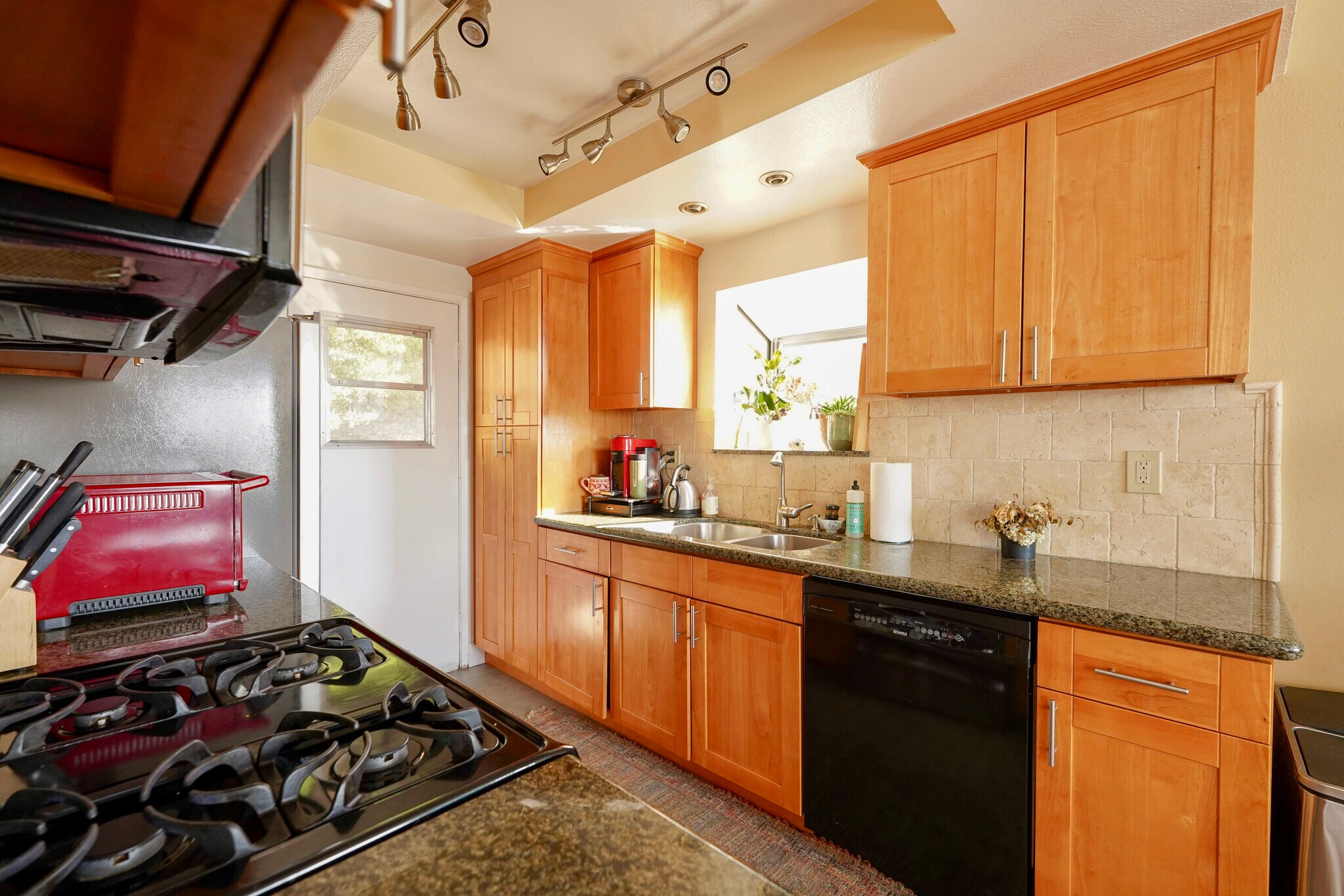 Granite countertops - 3161 Weldon Ave