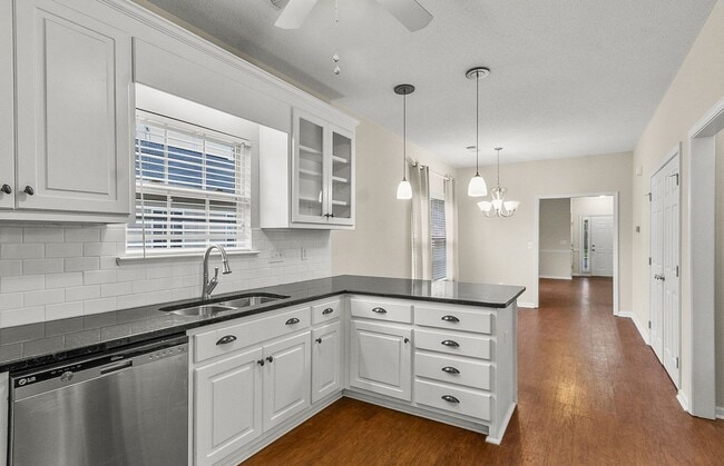 Building Photo - Cozy 3 Bed 2 Bath Available January 2026!