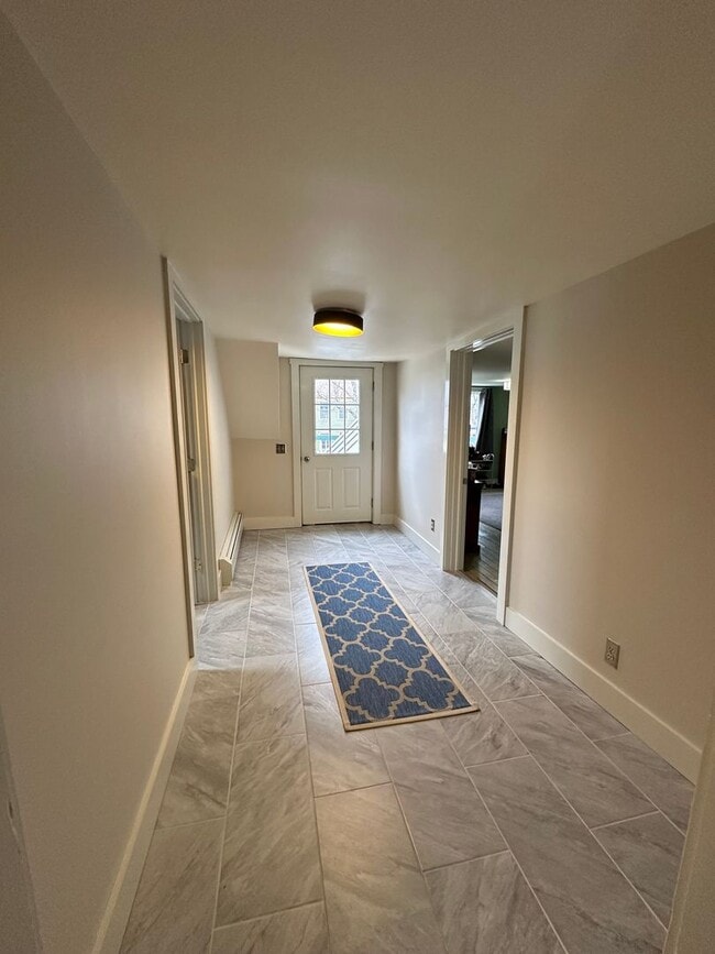 Building Photo - Spacious Single-Family House - Close to Mi...