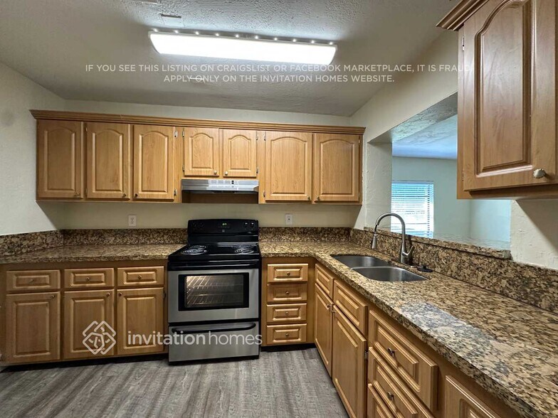 Building Photo - 10805 SW 142nd Ln