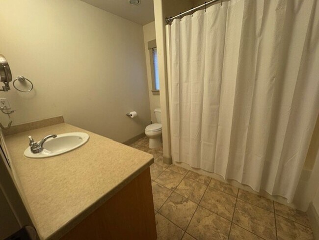 Building Photo - Partially furnished sort term  West Side Location