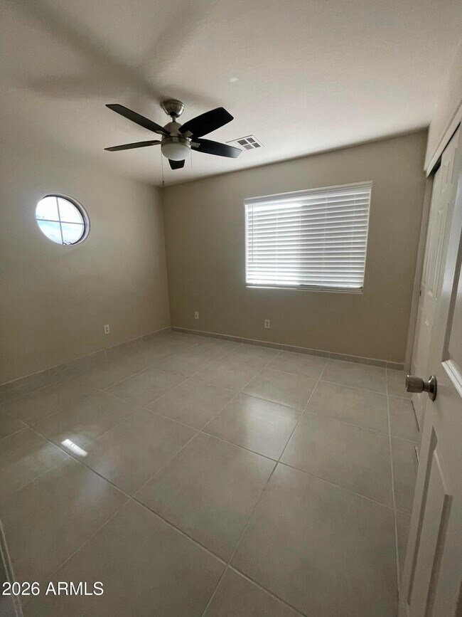 Building Photo - 1466 Holiday Dr