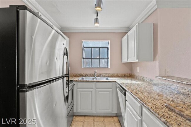 Building Photo - Centrally located 2 bedroom condo