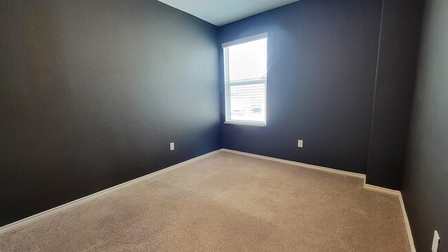 Building Photo - 192 Gabbro Gdns