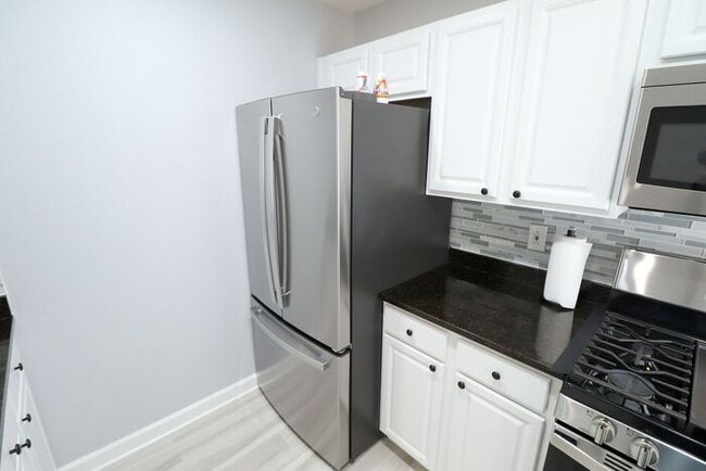 Building Photo - Newly renovated first floor condo! 2 bedrooms