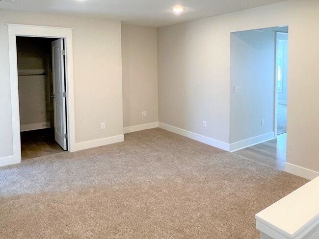 Building Photo - 4 Bedroom Townhome - Holland South Side