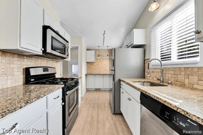 Building Photo - 881 Brooklawn Dr