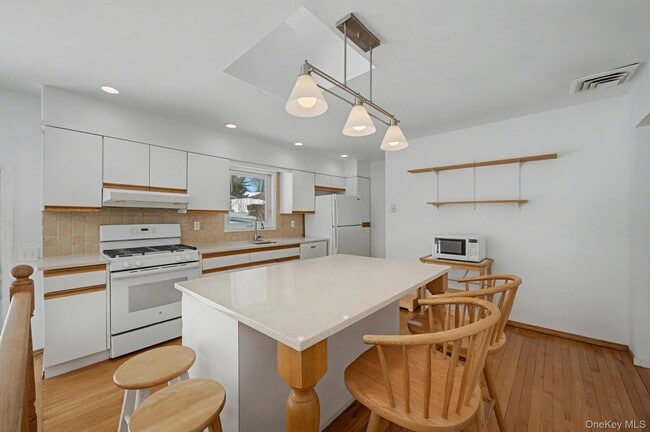 Building Photo - 22 7 Ave