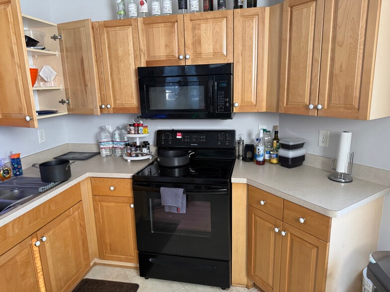 Building Photo - 704 River Rock Way