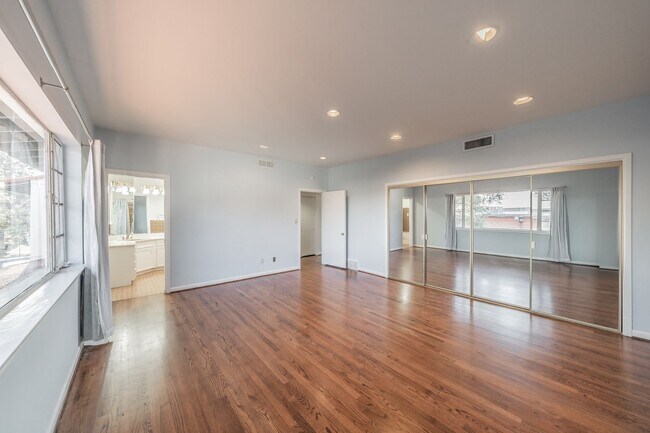 Building Photo - 2-bedroom, 2-bath condo located in the highly desirable Ridglea North neighborhood.