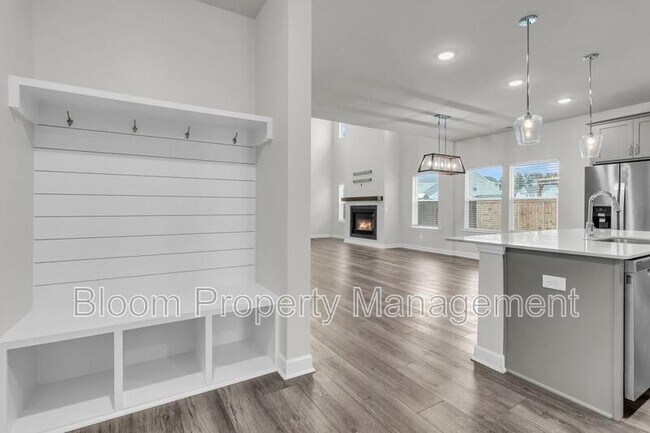 Building Photo - 450 Carrara Dr
