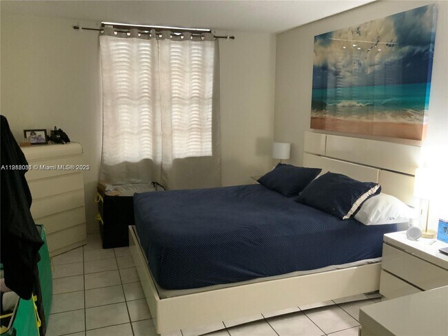 Building Photo - 9460 Fontainebleau Blvd