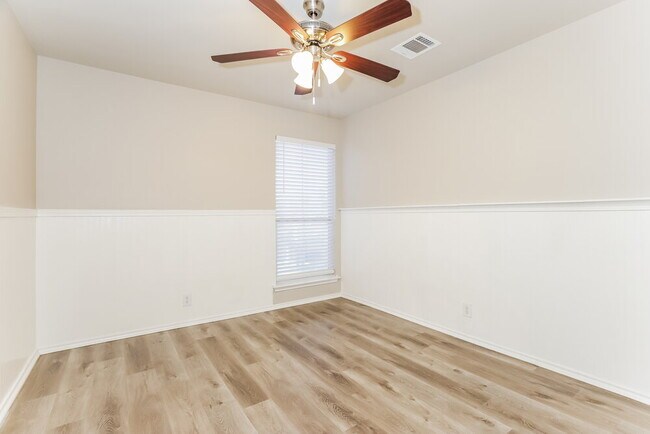 Building Photo - 326 Silver Bit