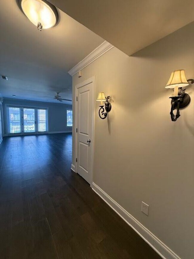 Building Photo - Experience the Heart of It All - at Mayfaire Townview!