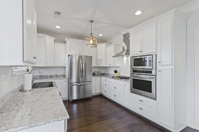 Building Photo - Luxurious 4-Bed Townhouse with Fireplace &...