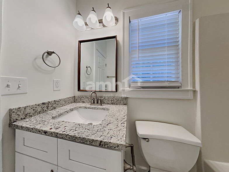 Building Photo - 3075 Kings Dr