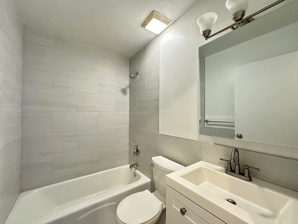 Building Photo - 3825 N Pine Grove Ave