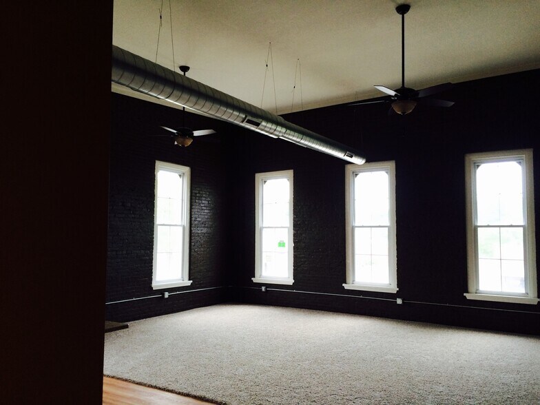 Building Photo - 135 S Main St