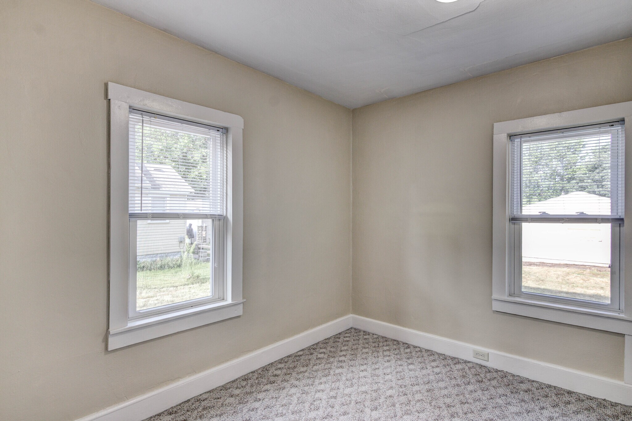 Building Photo - 616 Davis Ave