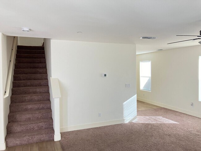 Building Photo - 5 bedroom 3 1/2 bath house in gated commun...