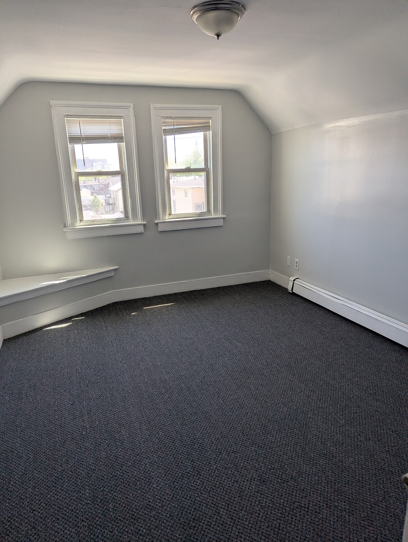 Building Photo - 933 Kossuth St