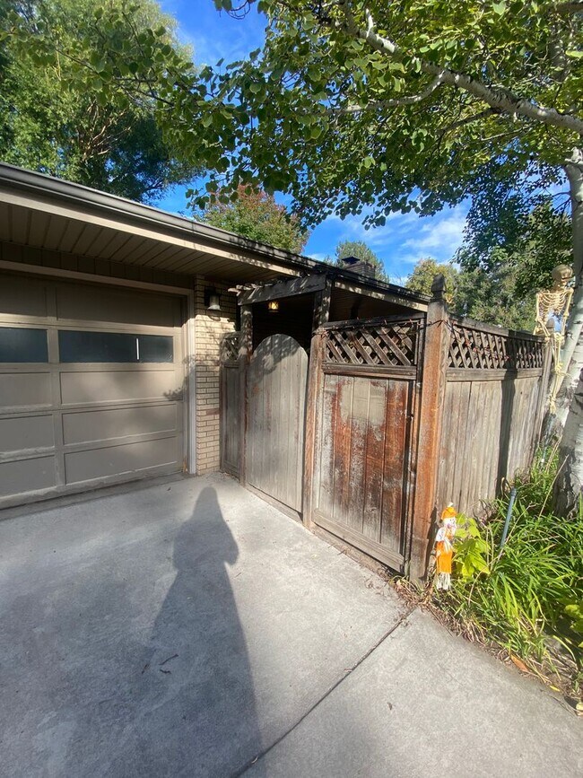 Building Photo - Charming 3 Bed, 1.5 Bath Home in Central F...