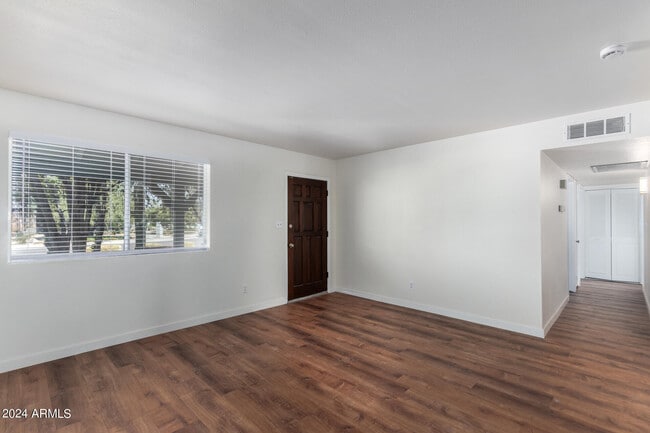 Building Photo - 3827 W Meadow Dr