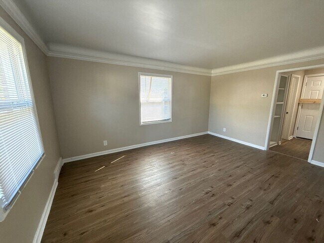 Building Photo - This beautifully updated 3-bedroom, 1-bath...