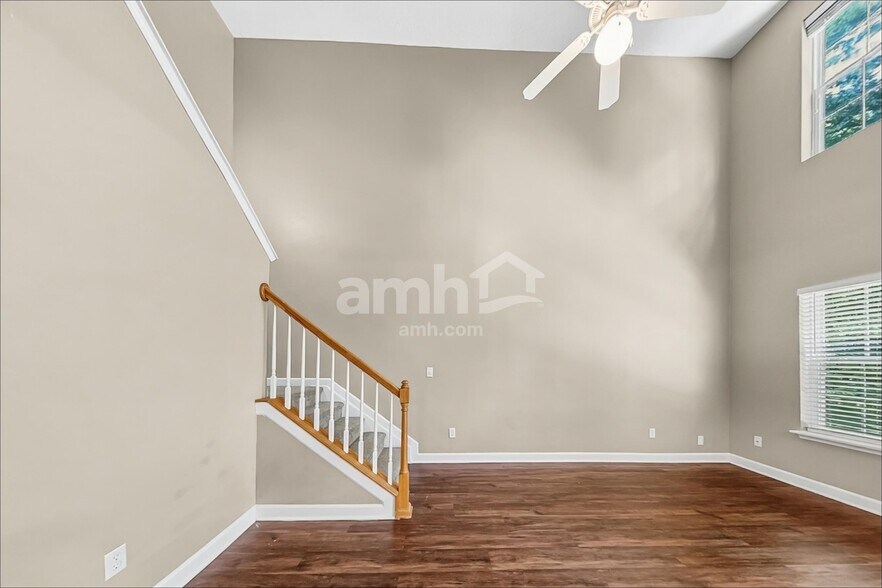Building Photo - 8028 Meadowview Ln
