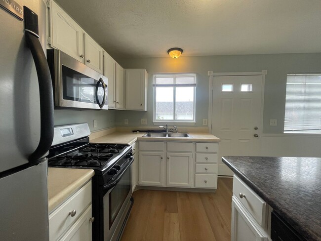 Building Photo - Two Bedroom Townhome with Central Air and ...
