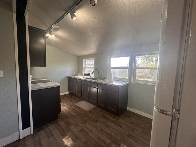 Building Photo - 1 bedroom, 1 bathroom Home