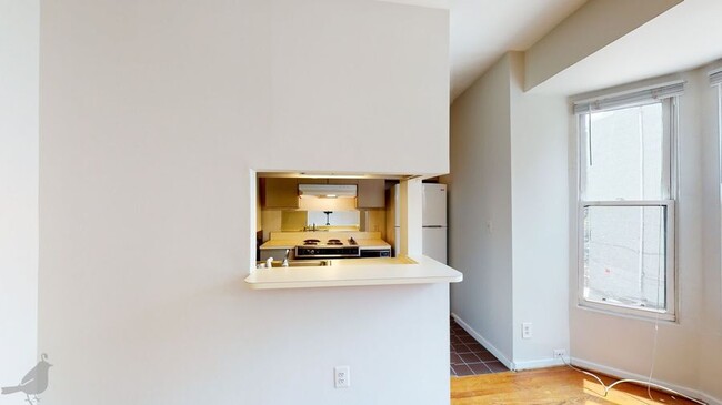 Building Photo - Stylish Studio in Adams Morgan! Amazing Lo...