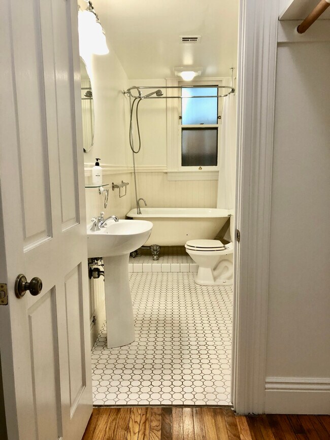 Bathroom - 1528 Fulton Street