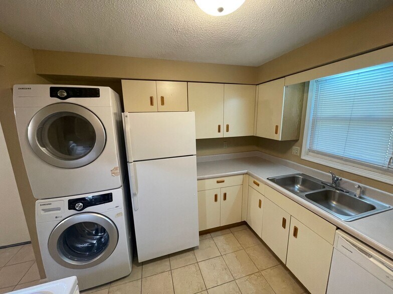 Building Photo - 5633 Bluebird Ct