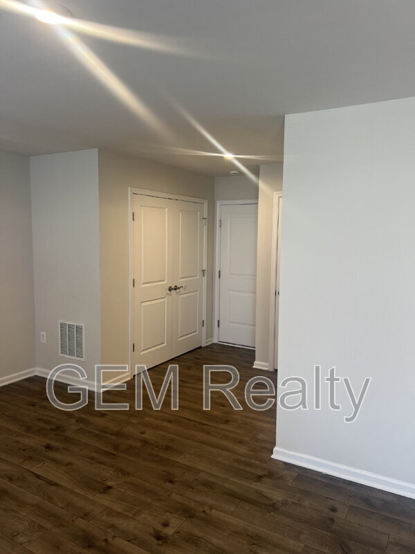 Building Photo - 1833 Sag Harbor Ln