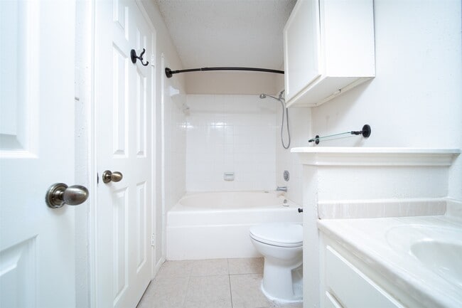 Building Photo - 2300 Old Spanish Trl