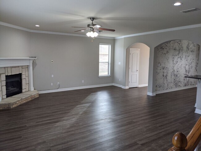 Building Photo - 5805 Thompson Pl
