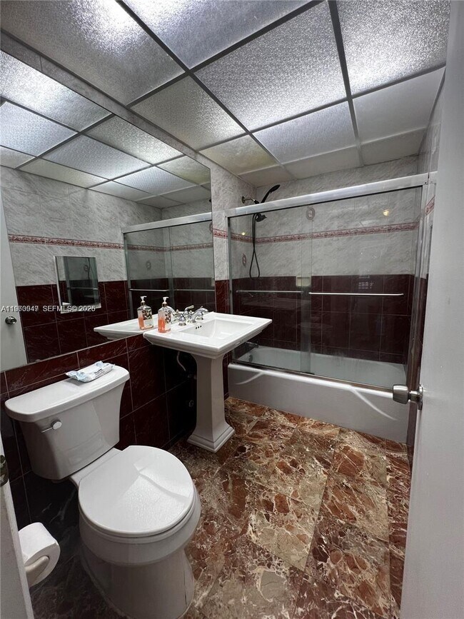 Building Photo - 3760 Inverrary Dr