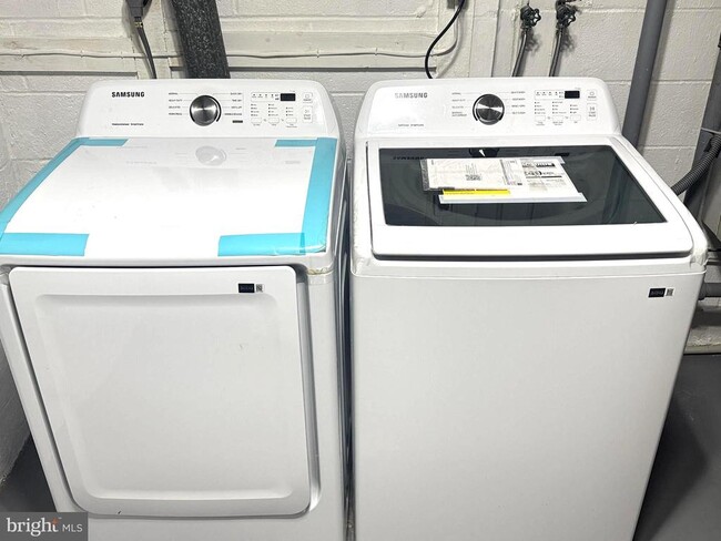 Building Photo - 9250 Three Oaks Dr