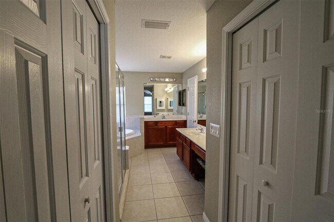 Building Photo - 9018 Pinebreeze Dr