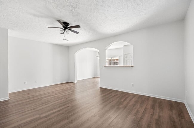Building Photo - Stunning 3BR/2.5BA Updated Townhome in Pri...