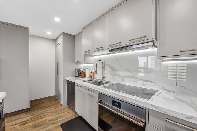 Building Photo - 1111 Caroline St