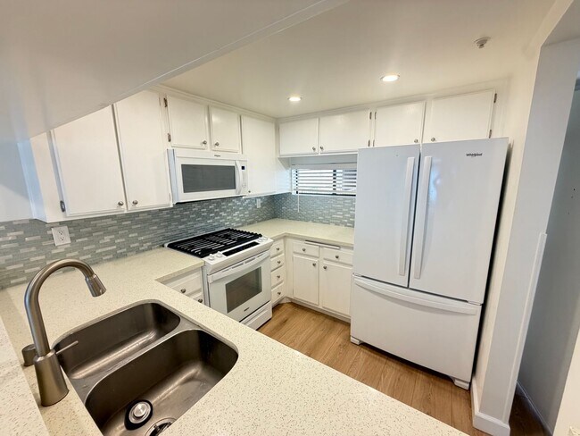Building Photo - Cozy 2 Bedroom 1 Bath Unit
