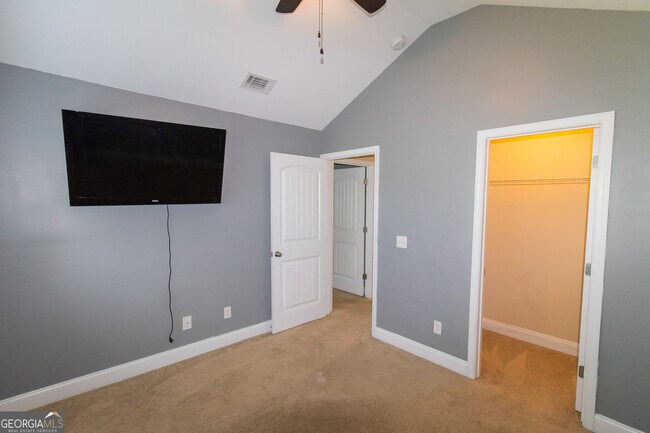 Building Photo - 612 Hampstead Ave