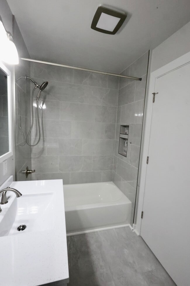 Building Photo - 758