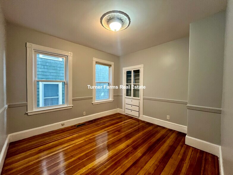 Building Photo - 10 Bucknam St