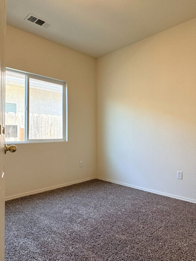 Building Photo - Move in Ready 3/2