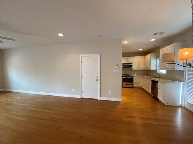 Building Photo - 5951 S Loop E