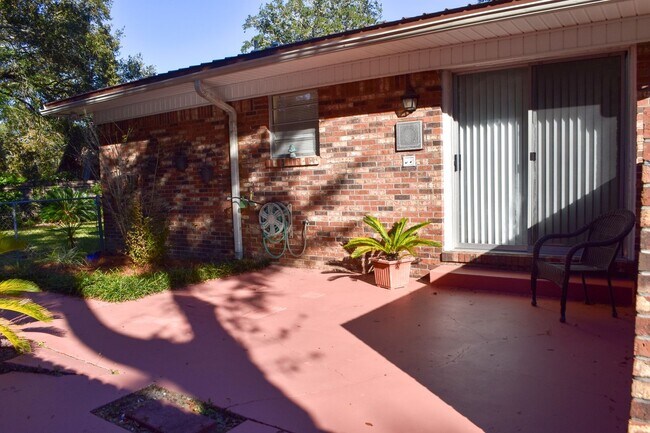 Building Photo - Three Bedroom Two Bath outside Eglin Gates