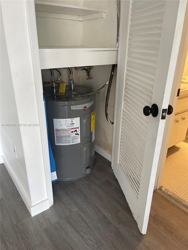 Building Photo - 400 Kings Point Dr